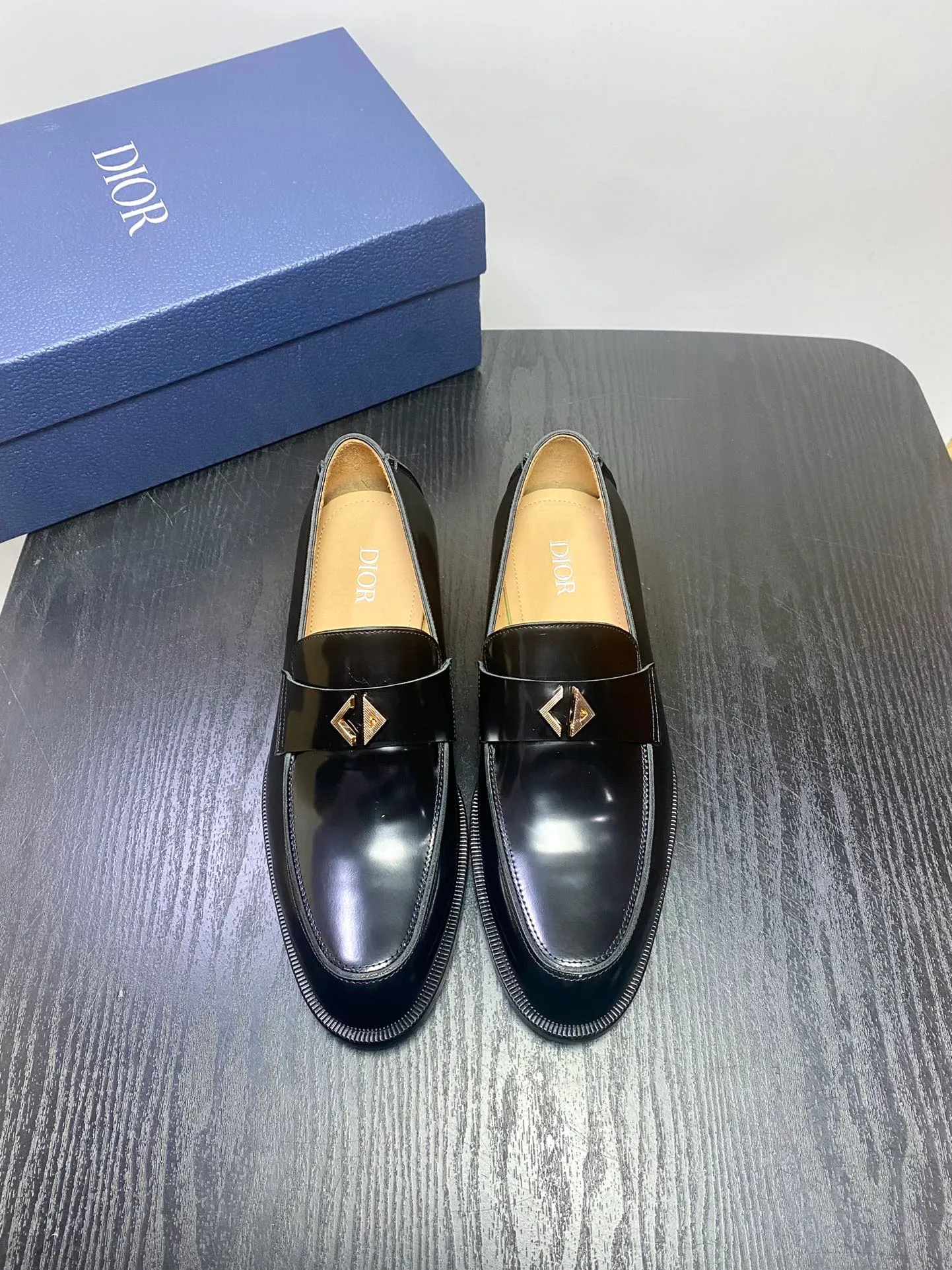 Men's shoes 💰960 Dior Derby shoes | Genuine leather sole formal leather shoes | Carefully crafted with open-edge beaded cowhide | Water-dyed cowhide lining | With classic lace-up closure | Exquisite embossed brand logo on the side | Glossy stacked heel design enhances style | Can be matched with formal or casual looks Size: 39-44 (customized at 38.45.46)